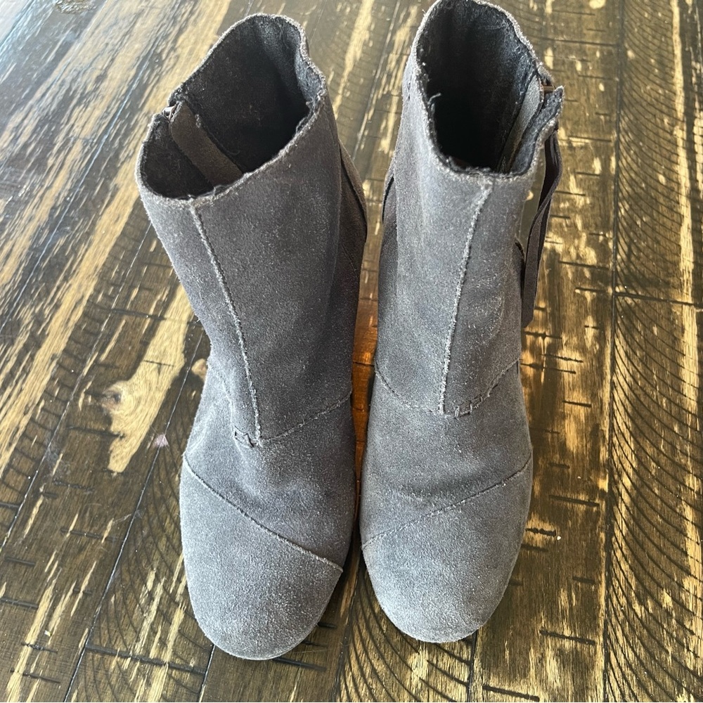 TOMS π Suede Grey Zipper Tassel Wedge Heel Boots - Size 7.5 - Picture 11 of 12